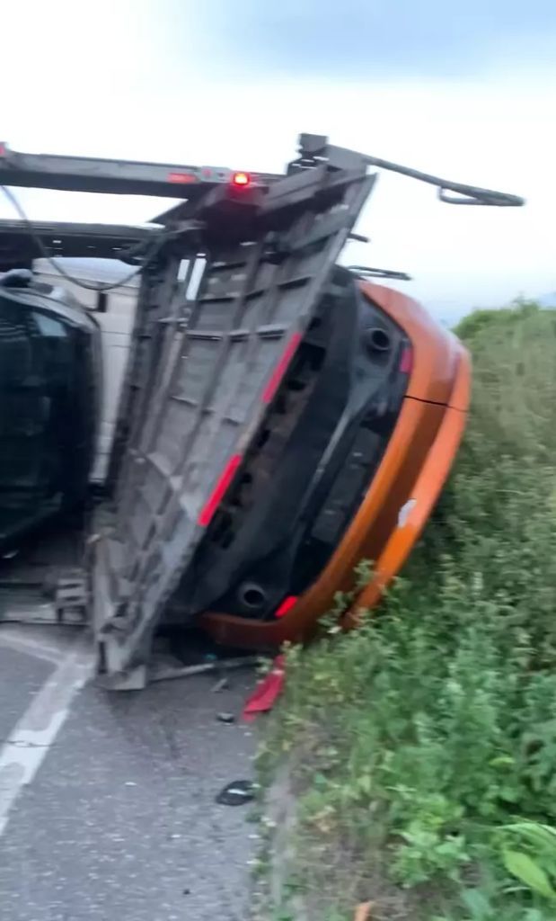 kecelakaan lalu lintas, mobil mewah remuk