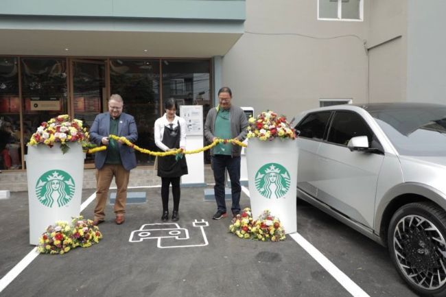 Hyundai Starbucks Charging Station