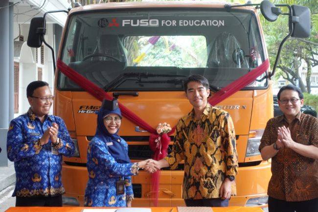 KTB Donasikan Fuso Fighter X Euro4 Untuk SMK, Tingkatkan SDM Di Bidang Otomotif Mitsubishi Fuso Euro4