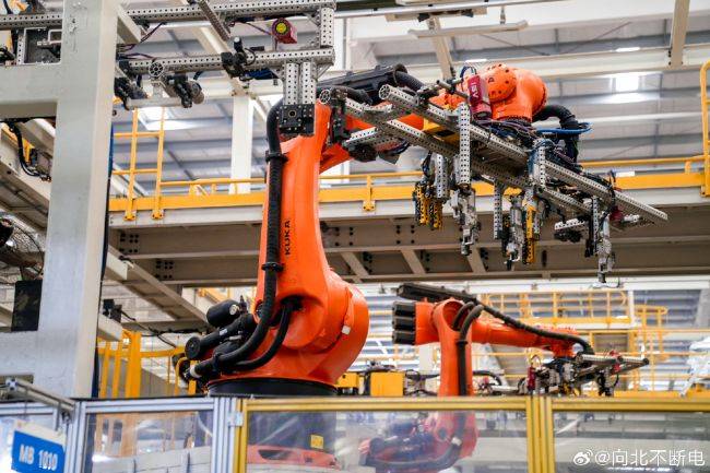 Sistem robotik pabrik BYD.