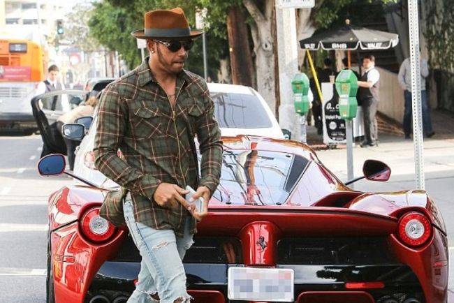 Sebelum Pindah Tim Tahun Depan, Hamilton Sudah Koleksi Ferrari di Garasinya Lewis Hamilton LaFerrari