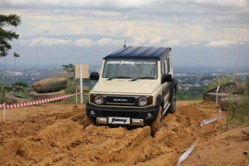 Mencoba Langsung Fitur-Fitur Suzuki Jimny 5-Door di Jalur Offroad Mencoba Langsung Fitur-Fitur Suzuki Jimny 5-Door di Jalur Offroad