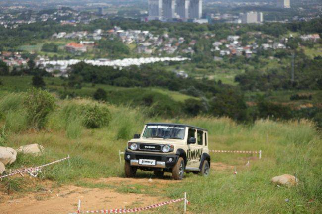 4 Hal Ini Bikin Suzuki Jimny 5 Pintu Tetap Andal Diajak Off-Road Suzuki Jimny 5 pintu