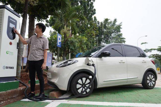 Electria: Banyak Pilihan EV di Pasar Sekarang, Pahami Perbedaan Jenis Colokan Charger Wuling Fast Charger
