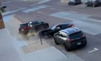 VIDEO: Terpancing Warga Sekitar, Dodge Viper Tabrak Mobil Parkir Saat Burnout Dodge Viper Tabrakan