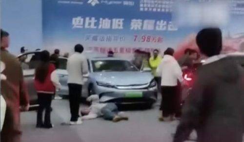 VIDEO: Mobil Listrik Tabrak Pengunjung di Pameran Cina, 5 Orang Jadi Korban VIDEO: Mobil Listrik Tabrak Pengunjung di Pameran Cina, 5 Orang Jadi Korban