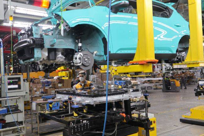 Pemasangan baterai mobil VinFast di pabrik Vietnam