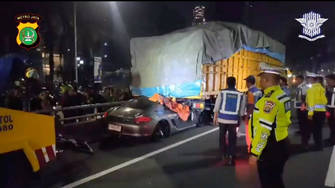 Porsche Cayman Ringsek Tabrak Truk di Tol Dalkot, Pengemudi Tidak Selamat Tabrakan Porsche Cayman