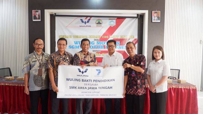 Wuling Serahkan 240 Unit Peraga ke Sekolah dan Universitas di Jateng dan DIY Wuling Bakti Pendidikan