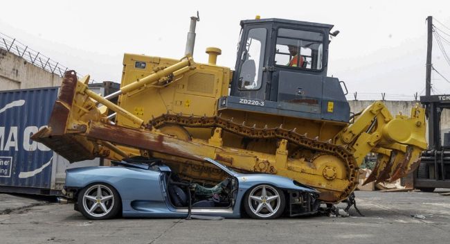 Ferrari palsu