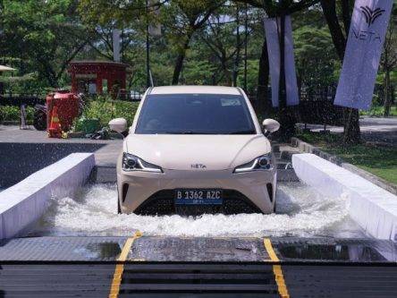 Tips Aman Mengemudi Mobil Listrik di Musim Hujan dan Terendam Banjir Tips Aman Mengemudi Mobil Listrik di Musim Hujan dan Terendam Banjir