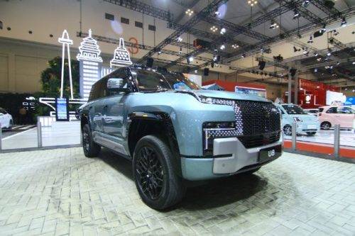 GIIAS 2024: Demo Tank Turn Yangwang U8 Jadi Magnet Booth BYD GIIAS 2024: Demo Tank Turn Yangwang U8 Jadi Magnet Booth BYD