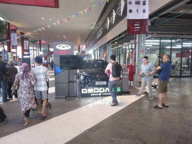 AUTOVAGANZA 2024: Dua Model Omoda Sedot Animo Pengunjung QBig Mall Autovaganza 2024 - Booth Chery