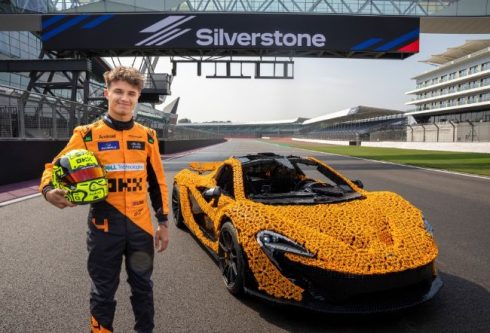 Lego McLaren P1 Skala 1:1 Sukses Diajak Keliling Silverstone Lego McLaren P1 Skala 1:1 Sukses Diajak Keliling Silverstone