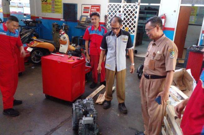 DFSK Sumbang CVT Untuk Unit Peraga SMK di Banyuwangi DFSK Donasi SMK