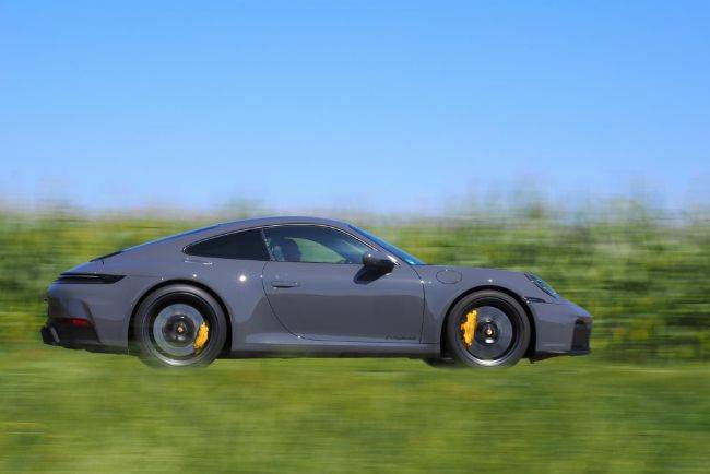 KALEIDOSKOP 2024: 5 Sportscar Paling Mencuri Perhatian di Indonesia Porsche 911 GTS T-Hybrid