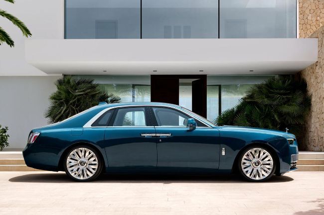 2024/10/New-Rolls-Royce-Ghost-2024-5.jpg
