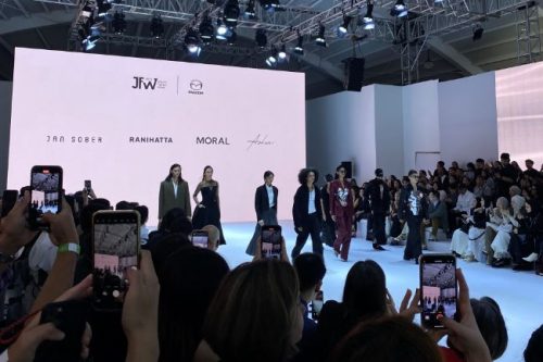 Ragam Lini Desain Busana Terinspirasi Mazda Tampil di JFW 2025 Ragam Lini Desain Busana Terinspirasi Mazda Tampil di JFW 2025