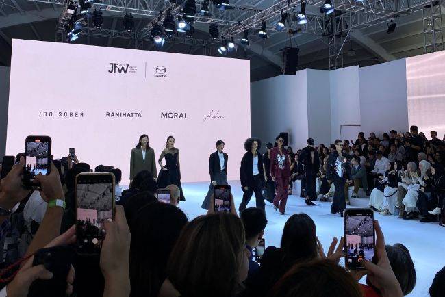 Ragam Lini Desain Busana Terinspirasi Mazda Tampil di JFW 2025 Mazda at Jakarta Fashion Week 2025