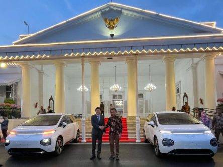 Wuling Dukung Transisi Energi Bersih, Hibahkan Dua Unit Cloud EV ke Pemprov Jawa Barat Wuling Dukung Transisi Energi Bersih, Hibahkan Dua Unit Cloud EV ke Pemprov Jawa Barat