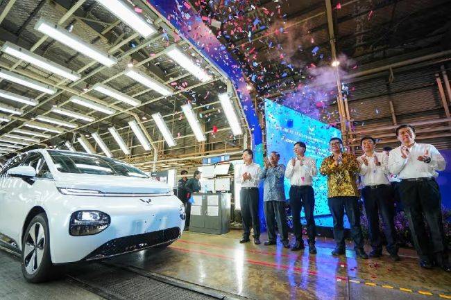 Produksi Cikarang, Wuling Mulai Ekspor Cloud EV ke Asia Tenggara Ekspor Wuling