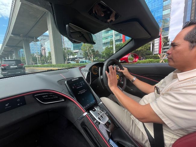 Ferrari Roma Spider driving