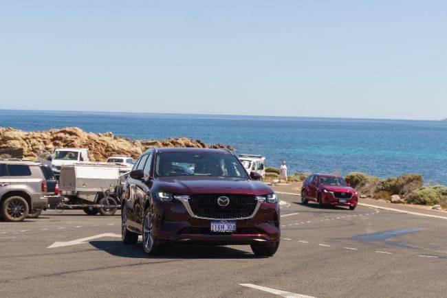 Begini Enaknya Nyetir Mobil di Australia Barat Tampak depan Mazda CX-80 Azami PHEV Red Artisan Colour
