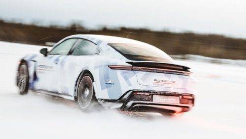 Porsche Taycan GTS Pecahkan Rekor Dunia, Drifting Di Atas Es Sepanjang 17 KM Porsche Taycan GTS Pecahkan Rekor Dunia, Drifting Di Atas Es Sepanjang 17 KM