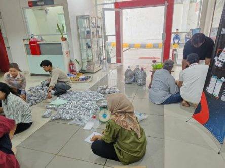 Konsumen Isuzu di Palangkaraya Beli Traga di Dealer Pakai Uang Logam Konsumen Isuzu di Palangkaraya Beli Traga di Dealer Pakai Uang Logam