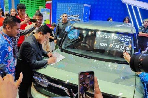 Erick Thohir Naksir VinFast VF 3, Langsung SPK di IIMS 2025 Erick Thohir Naksir VinFast VF 3, Langsung SPK di IIMS 2025