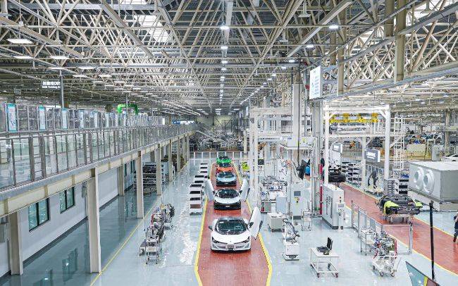 Pabrik pembuatan mobil GAC AION di Guangzhou, Cina.