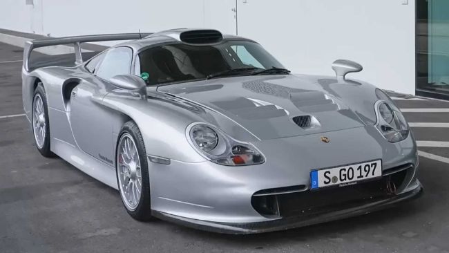 2025/06/Porsche-911-GT1-Straßenversion-foto-Motor1.jpg