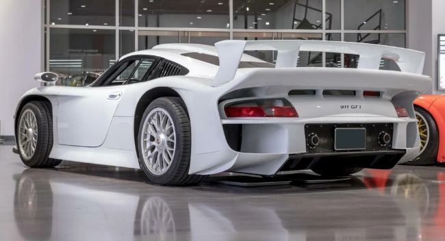 2025/06/Porsche-911-GT1-Straßenversion-foto-Carscoops.jpg