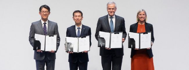Daimler dan Toyota Perkuat Taring Segmen Niaga, Resmikan Merger Mitsubishi Fuso dan Hino Merger Daimler dan Toyota untuk Mitsubishi Fuso dan Hino