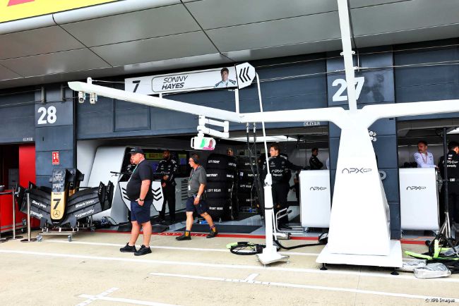 Garasi tim fiksi APXGP dalam film F1 The Move
