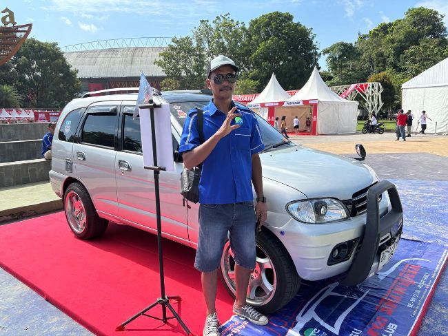 Soekarno dan Daihatsu Taruna modif miliknya