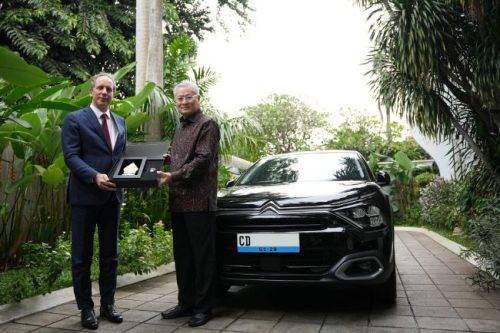 Citroën Indonesia Serahkan Ë-C4 Electric Jadi Mobil Dinas Kedutaan Perancis Citroën Indonesia Serahkan Ë-C4 Electric Jadi Mobil Dinas Kedutaan Perancis