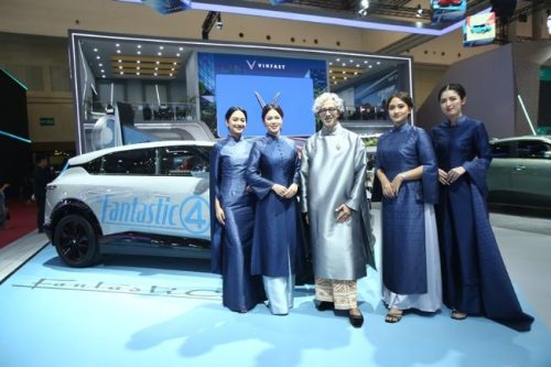 GIIAS 2025: Busana Usher VinFast Tampilkan Seni Tradisional Vietnam dengan Sentuhan Lokal GIIAS 2025: Busana Usher VinFast Tampilkan Seni Tradisional Vietnam dengan Sentuhan Lokal