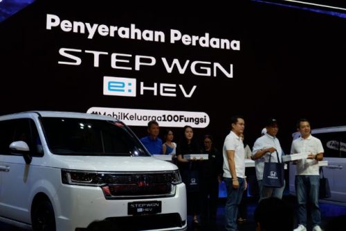 GIIAS 2025: 20 Pelanggan Terima Unit Pertama Honda Step WGN e:HEV di Indonesia GIIAS 2025: 20 Pelanggan Terima Unit Pertama Honda Step WGN e:HEV di Indonesia