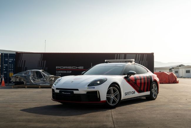 2025/08/Porsche-Panamera-Safety-Car-1.jpeg