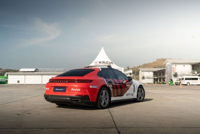 2025/08/Porsche-Panamera-Safety-Car-2.jpeg