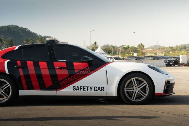 2025/08/Porsche-Panamera-Safety-Car-4.jpeg