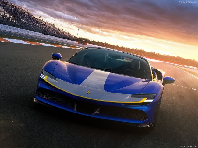 Tampak depan Ferrari SF90 Spider