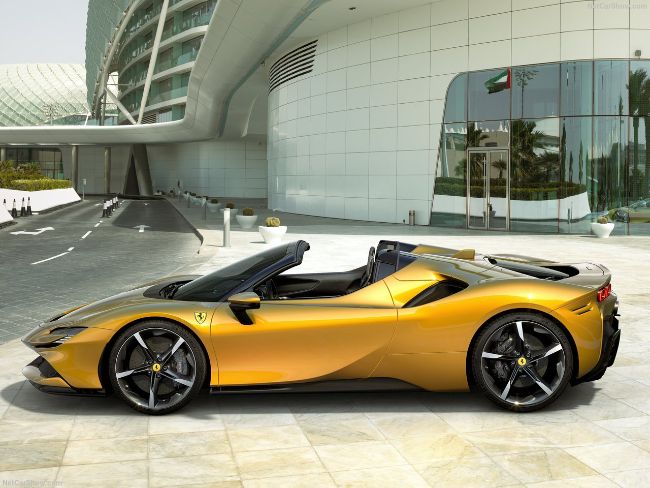 Eksterior samping Ferrari SF90 Spider. 