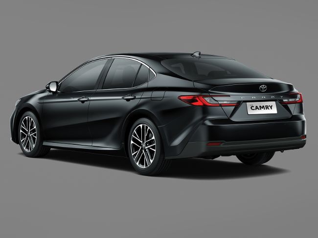 2025/10/New-Toyota-Camry-2.5-V-2025-8.jpg