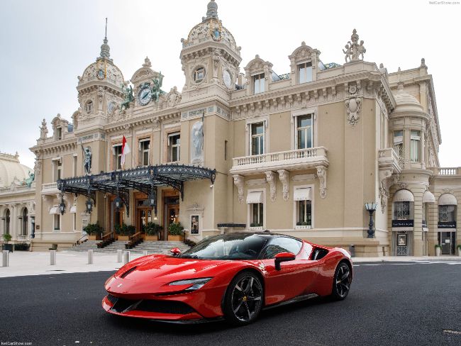 Tampak depan Ferrari SF90 Stradale