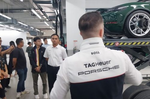 Porsche Gelar Open House di Jakarta, Konsumen Bisa Lihat Penggantian Baterai EV Porsche Gelar Open House di Jakarta, Konsumen Bisa Lihat Penggantian Baterai EV