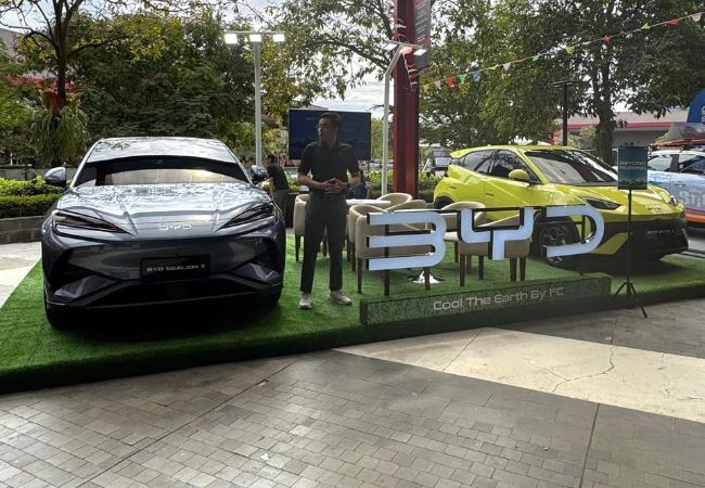 Booth BYD di Indonesia Autovaganza 2025