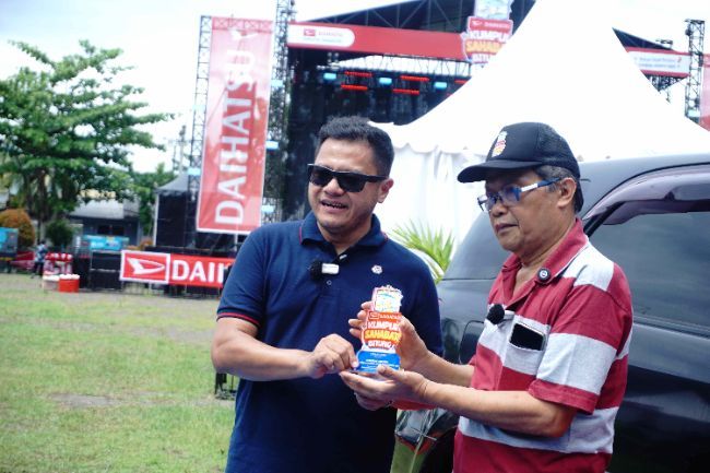 Daihatsu memberikan apresiasi kepada Sahabat Daihatsu asal Manado di DKS Bitung 2025. nakan Daihatsu Terios melalui Program Bahagia Sejak Pertama. 