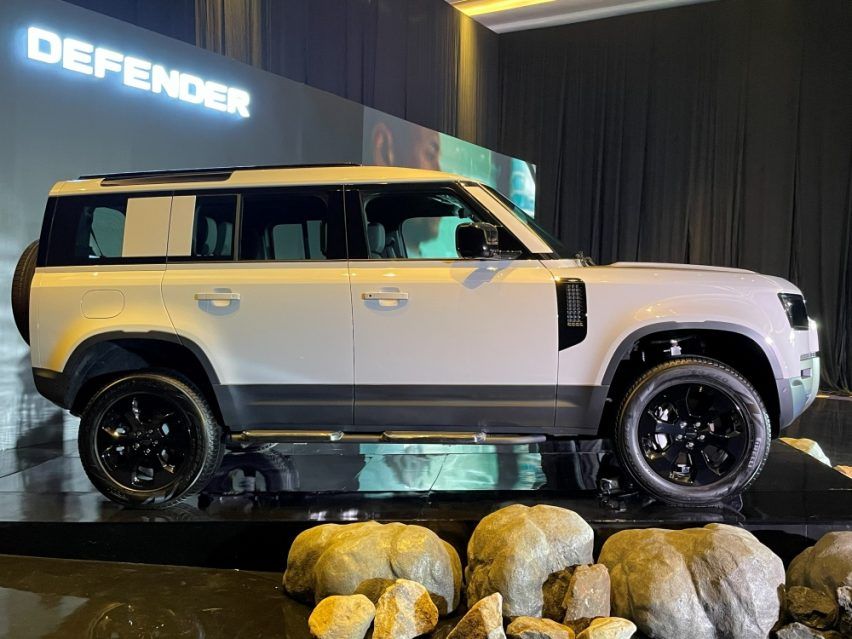 2026/02/Land-Rover-Defender-P400-MY26-9.jpg